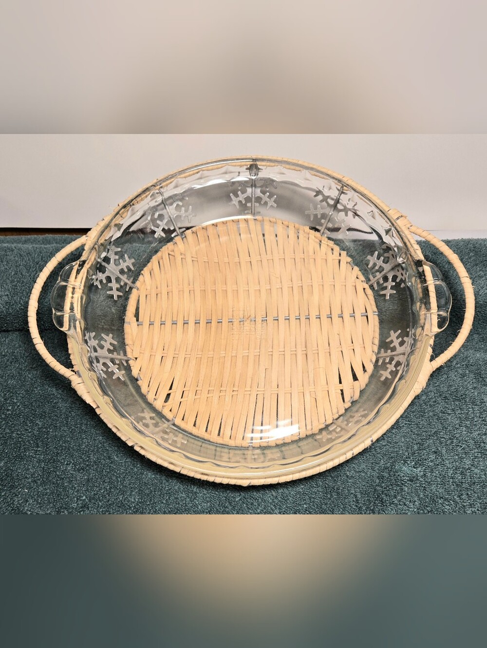 Vintage Pyrex 229 Pie Plate Snowflake Wicker Christmas Basket